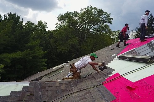 Roofers working in Saint Clair Shores